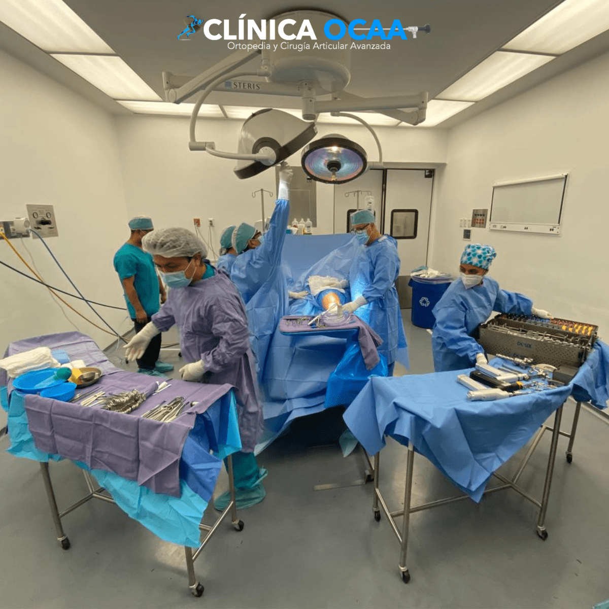 Dr. Juan Carlos García Gómez checando la rodilla de un paciente en la Clínica OCAA, Ciudad Satélite.